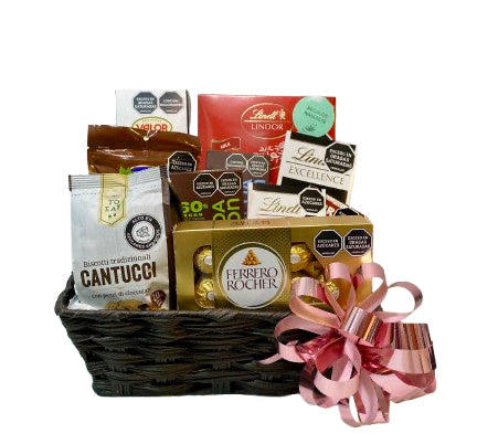 Esta Canasta deluxe Locura de Chocolate es una delicia para los amantes del chocolate. Con su exquisito chocolate espectacular, esta canasta te ofrece una experiencia inolvidable llena de sabor y calidad. Disfruta de un lujo en cada bocado y deja que tu paladar se vuelva loco con esta deliciosa canasta. 
Envío de Regalos a Colombi