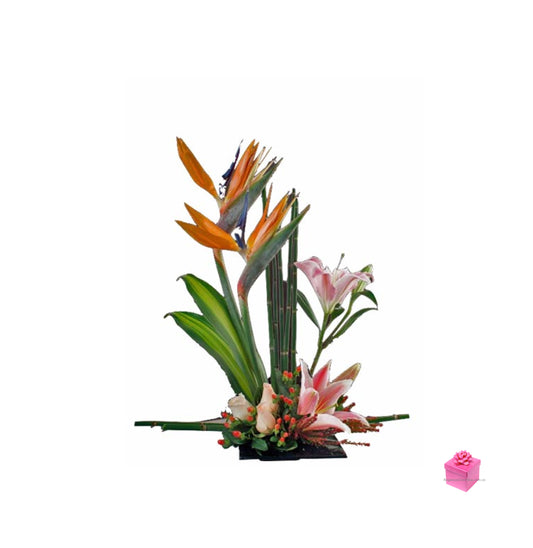 Arreglo floral minimalista con técnica japonesa ikebana Thaiti a Colombia Elaborado con Aves del paraíso y lirios orientales